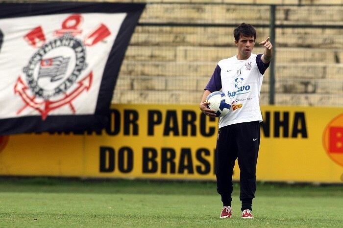 Quando foi testado de verdade, o meia mostrou que não tinha futebol à altura do Corinthians e chegou a ganhar o apelido de Mentirinha