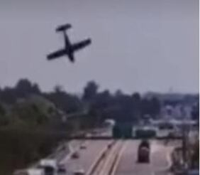 Restos da aeronave ficaram espalhados na pista e nas margens da estrada