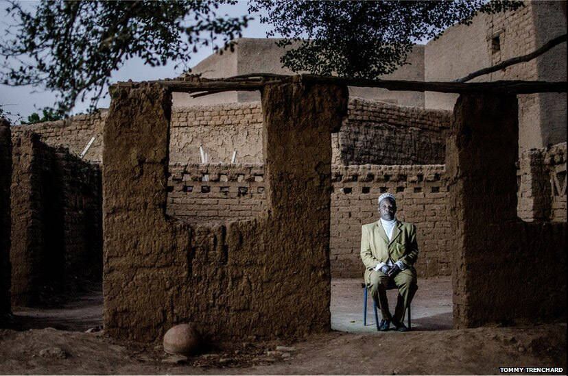 Baba Maiga se apresenta como um 'restaurateur'. Mas seu restaurante, que
não tem teto, foi fechado desde que os turistas deixaram de aparecer.
— A cidade dependia do turismo. Agora, a vida está mais
difícil para as pessoas daqui