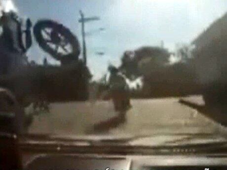 Momento em que a roda é lançada contra a viatura