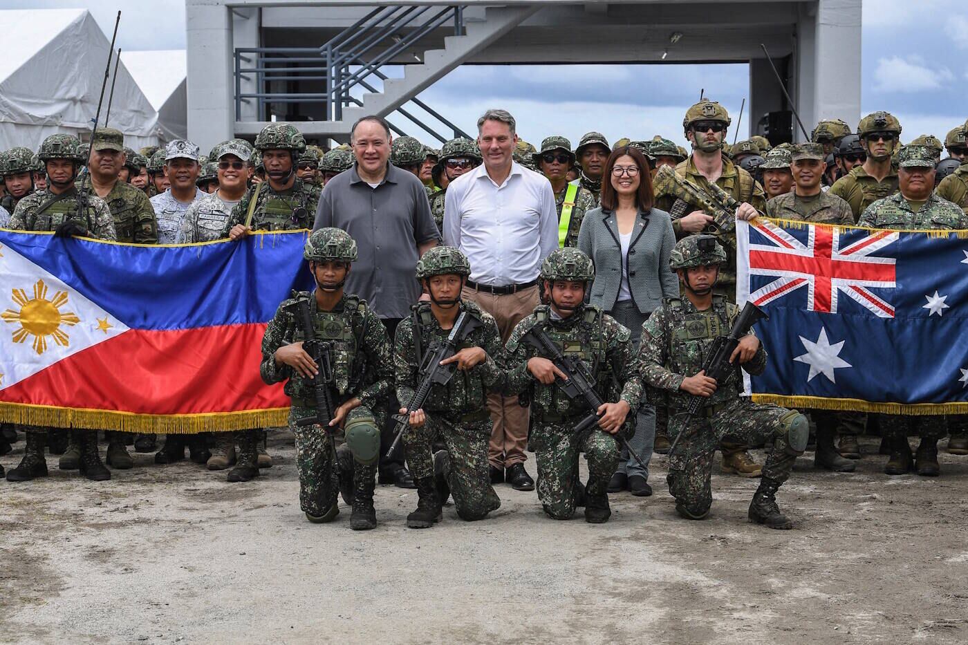 O evento contou com o ministro da Defesa da Austrália, Richard Marles (ao centro, com camisa branca), o embaixador australiano nas Filipinas, Hae Kyong Yu, e o secretário de Defesa filipino, Gilberto Teodoro (de cinza)