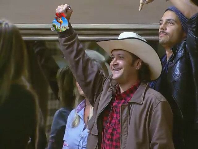 Pela equipe Avestruz, o ex-Menudo, e recém incorporado à Fazenda, Roy, foi o escolhido para a Prova da Chave.


+ Com 59,25% dos votos, Roy foca na Fazenda

+ Relembre a trajetória de Oscar Maroni na Fazenda

+ Assista 24 horas de A Fazenda de graça
+ Oscar Maroni fica nu e mostra parte íntima para Babi e Andréia Sorvetão


