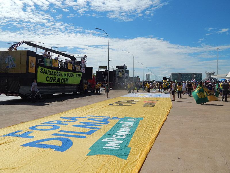 Brasília (DF) - De acordo com Jefferson Banks, um dos organizadores do movimento, entre 8.000 e 10 mil pessoas estão na Esplanada. Em Brasília, os manifestantes pedem ainda a reforma política, com o fim da reeleição, a existência de no máximo cinco partidos, a indicação de ministros do STF (Supremo Tribunal Federal) não mais pela Presidência,e sim por meio dos magistrados