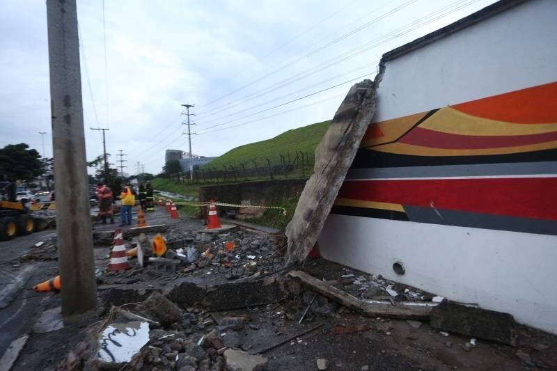 Na zona sul de São Paulo, parte de um muro do aeroporto de Congonhas desmoronou, segundo a assessoria de imprensa da Infraero. Alguns pedaços caíram na avenida dos Bandeirantes. A Infraero diz que ninguém ficou ferido