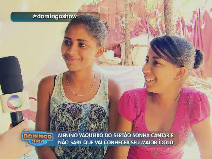 Aos 14 anos, ele ainda faz a 4ª série do primário porque sempre optou pela música. O sucesso na área é tão grande que, de acordo com as irmãs, ele é bem visto pelas meninas da escola. O amor pelo cantor Léo Magalhães veio inclusive de uma paquera que Vitor teve, uma história parecida com a letra de uma música do artista que fala de um garoto pobre que se apaixona por uma menina rica e o amor termina proibido. "Quando ouvia as músicas dele, eu ficava lembrando da pessoa", revela Vitor


+ Aproveite e confira as matérias do programa Domingo Show

+ Já curtiu a página do Domingo Show no Facebook? É só clicar!

+ Siga o Domingo Show no Twitter e receba todas as notícias do programa

