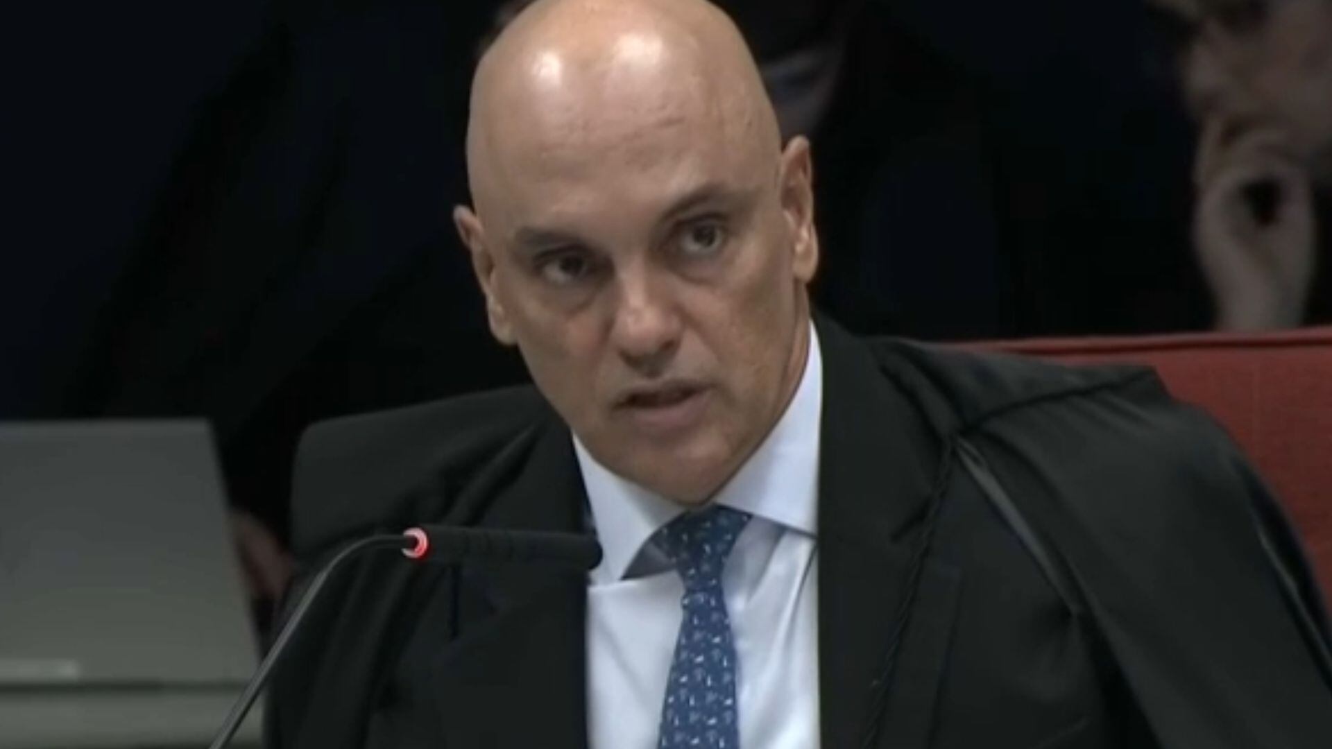 Moraes: Bolsonaro não pode usar redes sociais de terceiros e instigar chefe de estado estrangeiro