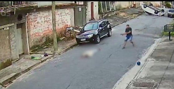 Crime foi flagrado por câmeras de segurança
