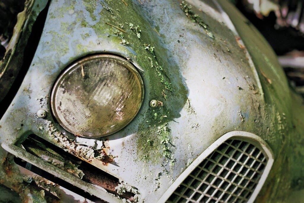 Cemitério de carros antigos da floresta de Bastnas, na Suécia