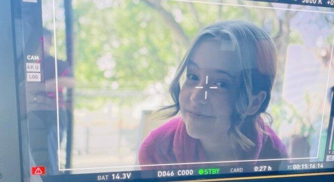 Clara Martins nos bastidores da nova série da Record TV