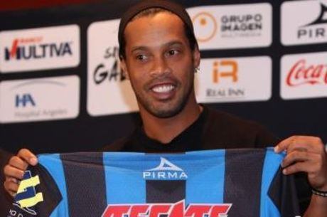 Ronaldinho ainda não estreou com a camisa do Querétaro