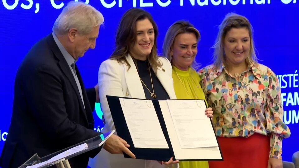 Ministra da Mulher, Cristiane Britto, exibe acordo assinado por ela e a presidente da Caixa, Daniella Marques (à dir.)