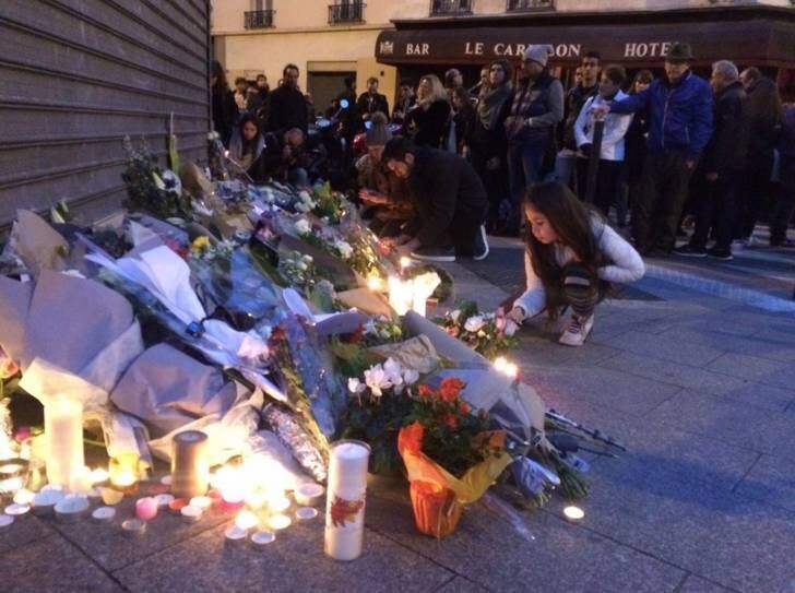 Outros pontos da cidade, como o bar Le Carrillon e o restaurante Le Petit Cambodge, que também foram alvo do Estado Islâmico, recebem velas e flores