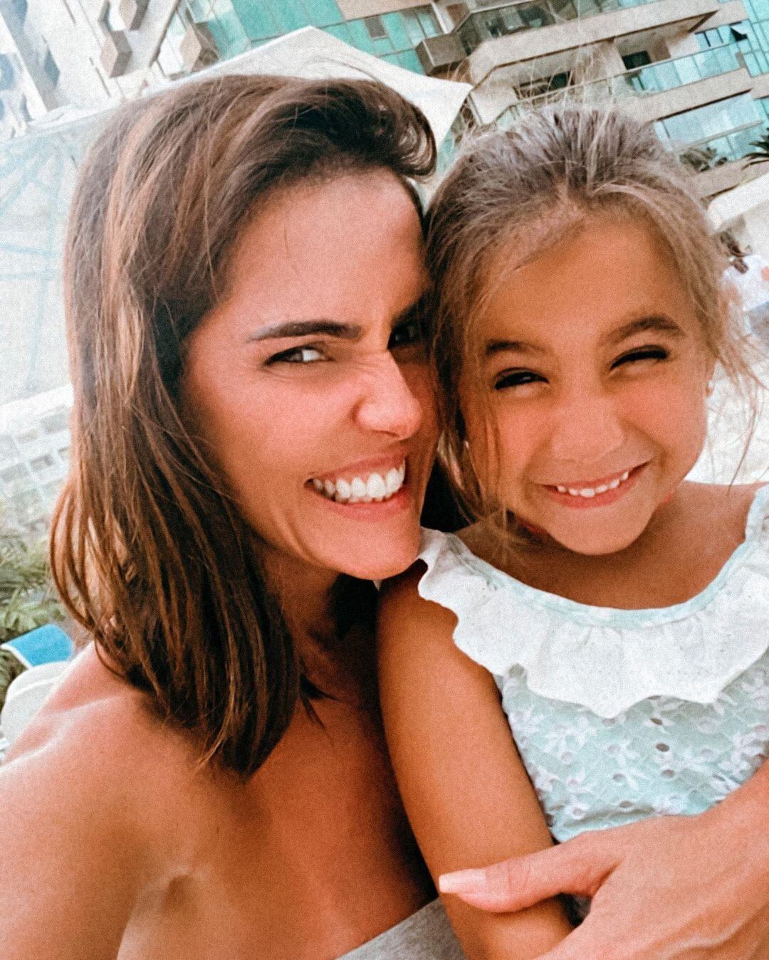 "O sorriso da Fifi é a coisa mais linda que vai passar na sua timeline hoje e eu posso provar!!!", escreveu Deborah Secco ao compartilhar a foto acima, em que posa ao lado de Maria Flor, fruto do casamento da atriz com o modelo Hugo Moura