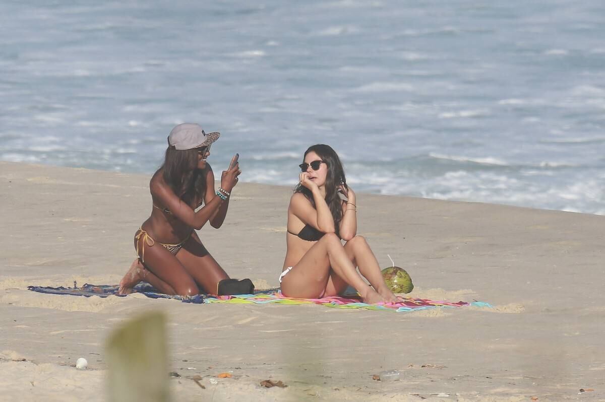 Isis Valverde esteve na praia da Reserva, no Rio