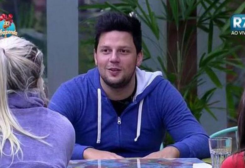 Maria Dalva explica que a relação de Thiago Servo com a
música é algo profundo e que faz parte da vida do ex-peão.



— As coisas que ele mais gosta, não estava podendo fazer.
Sentia falta de compor, de ouvir música



Thiago
Servo não é o único! Relembre quais peões abandonaram à luta por R$ 2 milhões
em A Fazenda