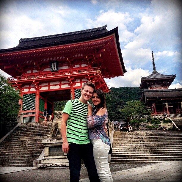 No Japão, o cantor explicou mais sobre o lugar mágico da foto.

— Passeando por Kyoto! É espetacular! Kiyomizu-dera temple, um lugar
mágico, lindo, milenar! Muito especial poder curtir esse país lindo!
