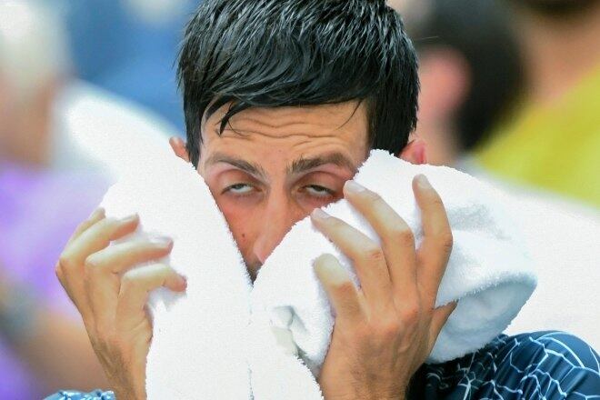 O sérvio Novak Djokovic sofreu muito com o calor, mas venceu o húngaro M. Fucsovics por 3 a 1, parciais de 6/3, 3/6, 6/4 e 6/0