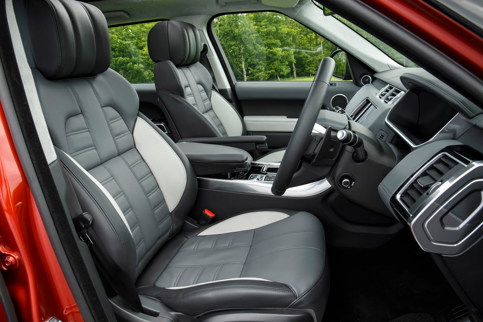 Internamente, o modelo inglês ganhou maior tela touchscreen, com sensores de colisão e laterais, opção de 5 + 2 lugares, bancos dianteiros com 14 ajustes elétricos que aquecem ou esfriam, volante aquecido e ar condicionado individual

CONFIRA AQUI A REPORTAGEM COMPLETA DE R7 CARROS

Quer saber tudo sobre carros? Acesse www.r7.com/carros
