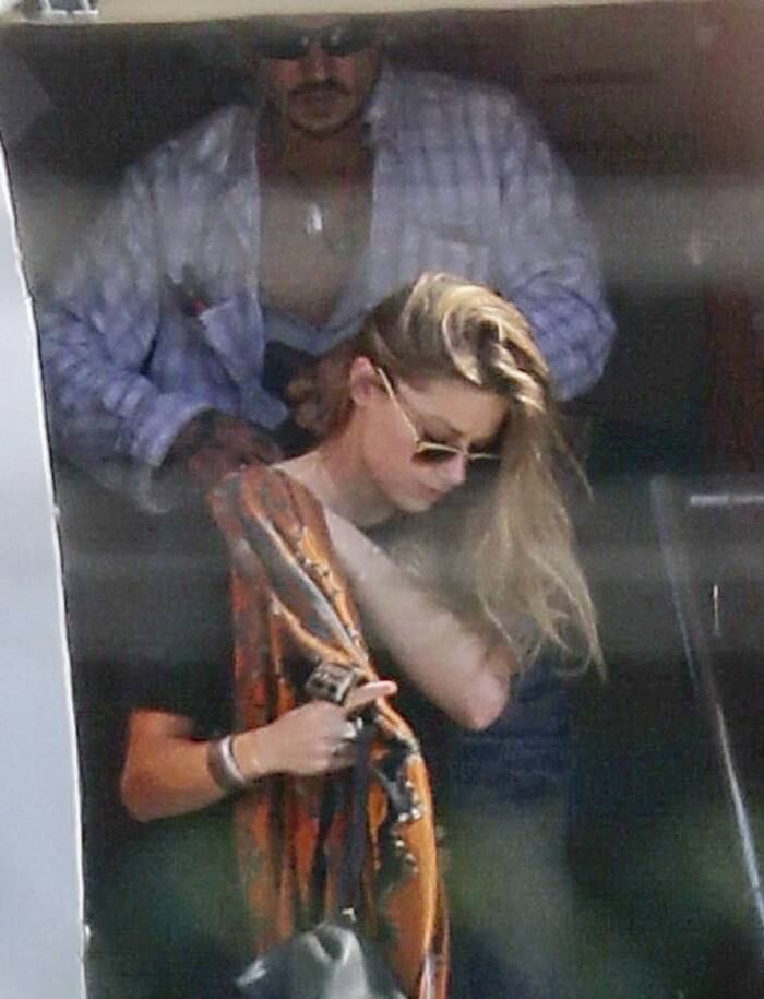 Johnny Depp desembarcou em Los Angeles com a mulher, Amber Heard, nesta terça