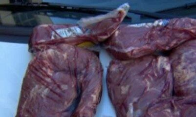 Cada peça custa cerca de R$ 50; homem converou com funcionários de padaria para despistá-los