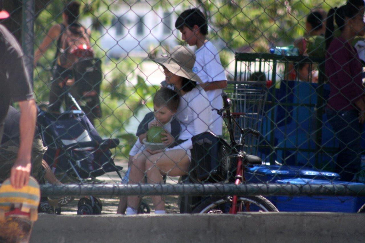 Mãe e filho observavam atentos manobras de skate