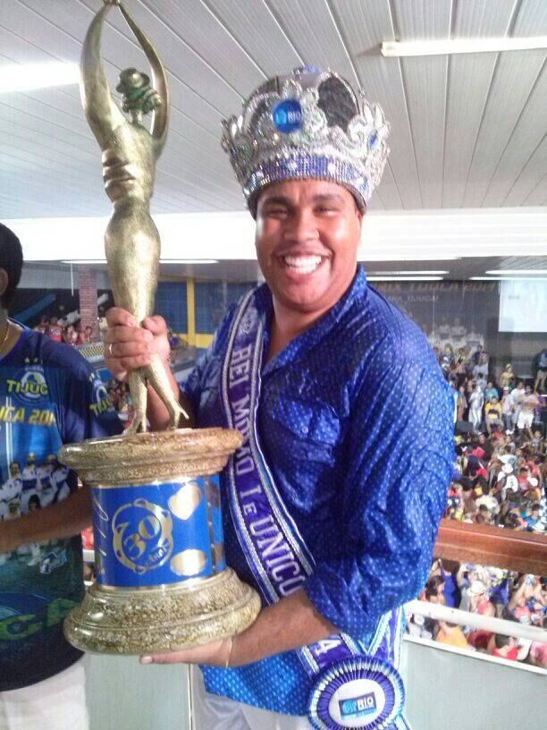 A taça do campeonato do samba fez a alegria de quem foi para a quadra da escola