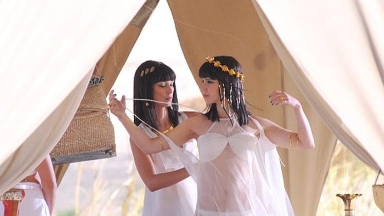 Falsa

Fingindo ser prima de Disebek, tornou-se nobre e dama de companhia de Henutmire, a quem inveja e odeia em segredo
