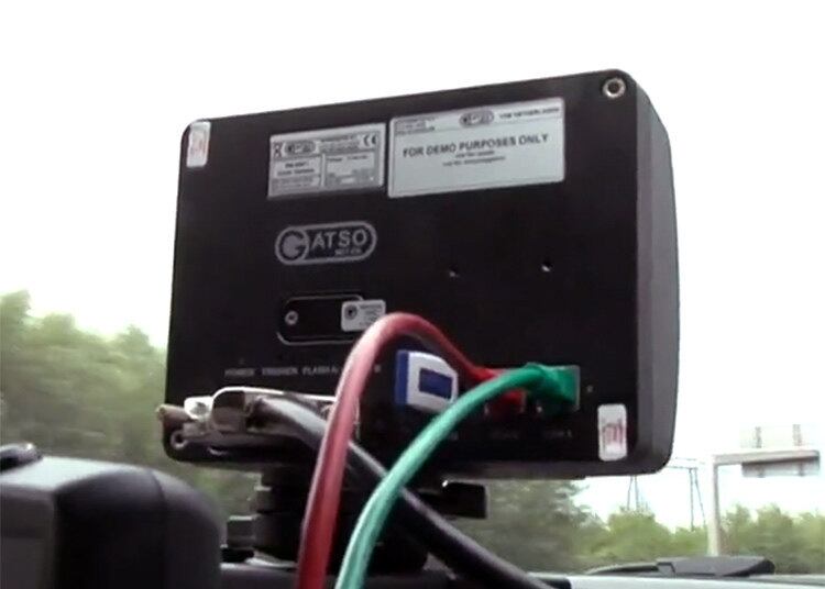 Instalada como se fosse um GPS, só que virada para frente