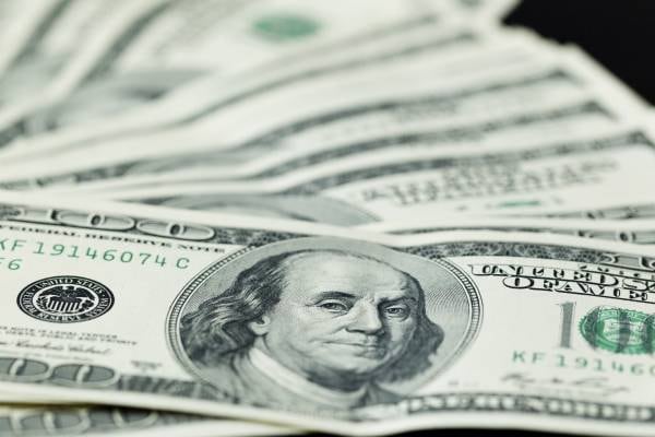 O dólar à vista no balcão terminou o pregão cotado a R$ 2,224