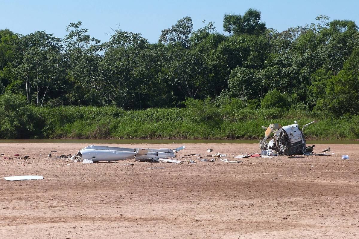 A aeronave ficou repartida em vários pedaços 