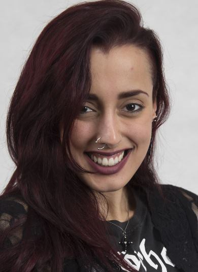 Adeline é professora de canto