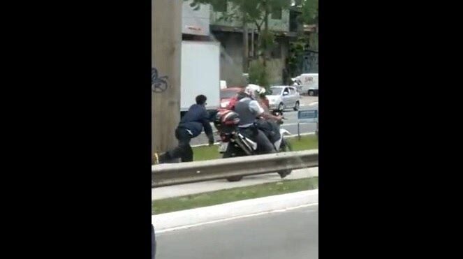 Homem corre algemado a moto