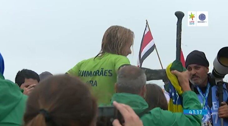 Lena Guimarães conquista inédito ouro na final do Surfe SUP Race