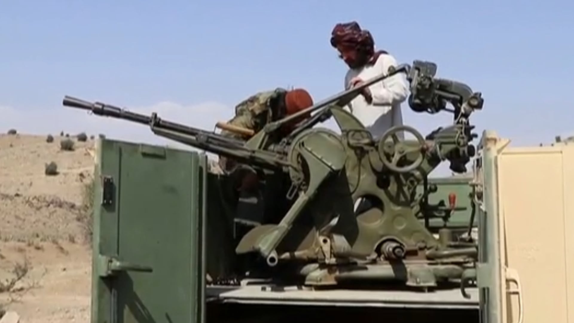 Homens com armamentos de guerra em deserto do Oriente Médio