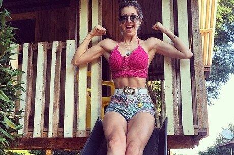 Tatiele Polyana se divertindo e mostrando os músculos
