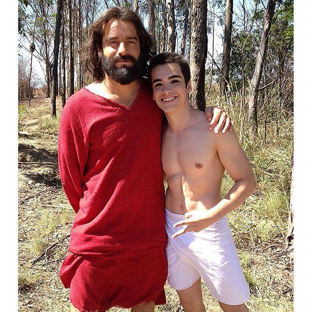 R7 — O elenco parece ser bem unido nos bastidores. Como é o clima entre vocês?

José Victor Pires — Com certeza! Fui muito bem recebido pelo elenco que já estava na novela e me dou muito bem com todos. Nas horas vagas, sempre arrumamos alguma coisa para fazer juntos. Viramos uma família
