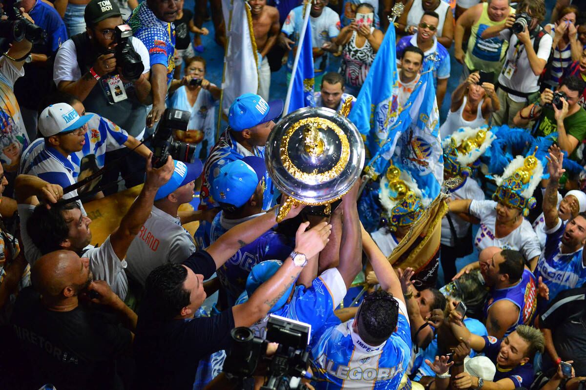 Taça de campeã foi assediada na quadra