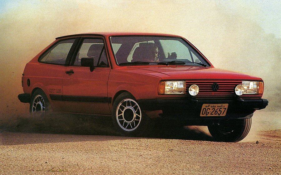 O ano de 1984 marcou o primeiro facelift do hatch e a
chegada do motor 1.6 refrigerado a água, além do 1.8 S de 99 cv no Gol GT,
muito requisitado na época. Com visual levemente retrabalhado, assume
a liderança do mercado em 1987