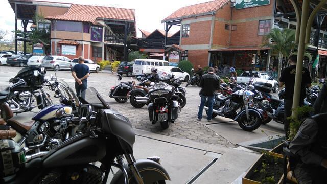 Encontro começou no posto na entrada de Penedo com o pessoal que acompanhou a concessionária Indian Rio