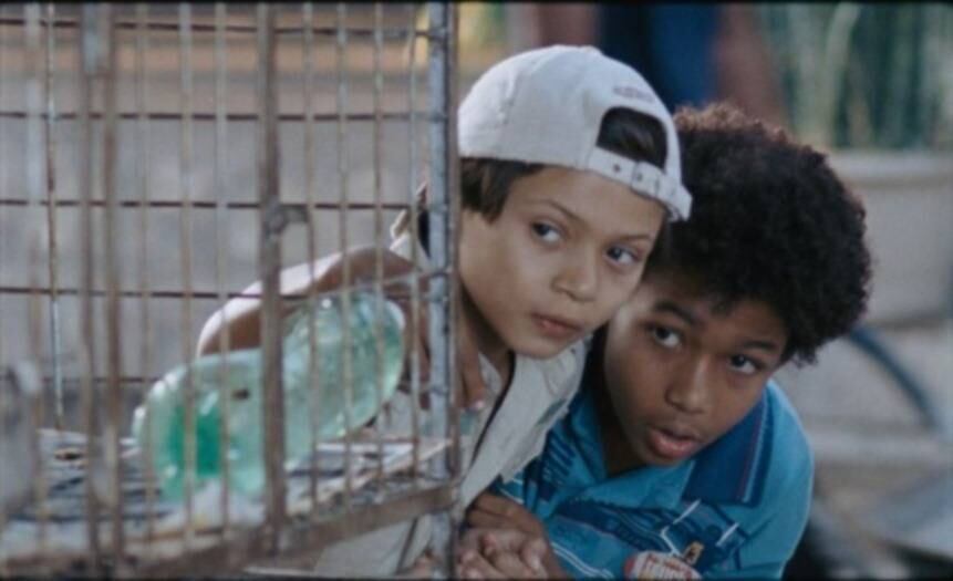 Cinco Vezes Favela
Esta foto é do filme 5x Favela - Agora por nós mesmos, que faz referência a Cinco Vezes Favela, filmado em 1962 por Cacá Diegues. Os dois longa-metragens são compostos por cinco episódios que exemplificam os principais problemas de uma favela, como a violência, o tráfico de drogas, a dificuldade de se obter uma boa educação, mas também exalta as coisas boas, como o Carnaval. O filme é composto por cineastas nascidos e criados na favela