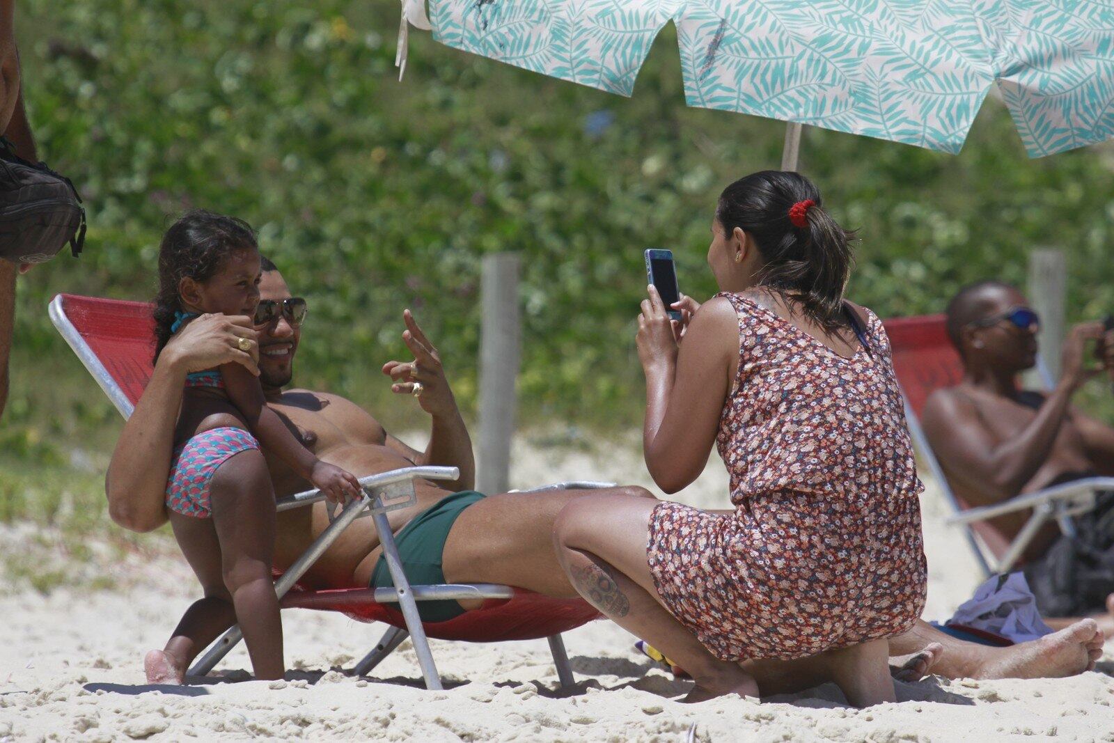 Naldo foi tietado por fãs que estavam no local
