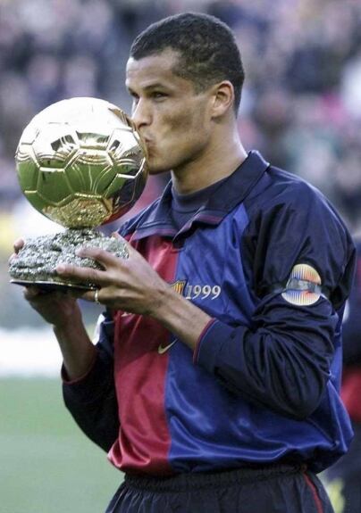 Um dos maiores jogadores franceses de todos os tempos, Michel Platini foi o primeiro a conquistar a Bola de Ouro três vezes seguidas. Conquistou a Champions com o clube italia