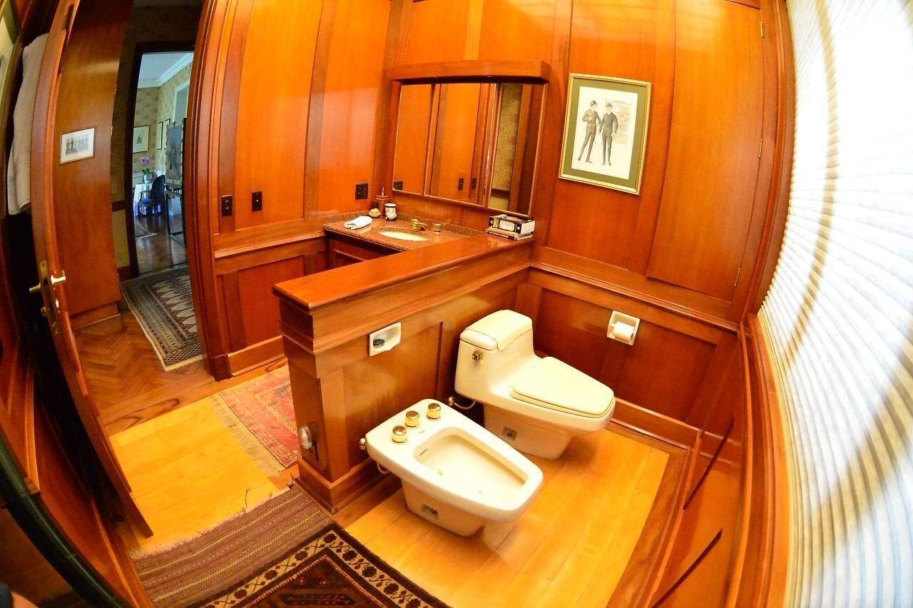 Banheiro não é problema nesta mansão. São cerca de 15. Este integra a suíte e é para o homem