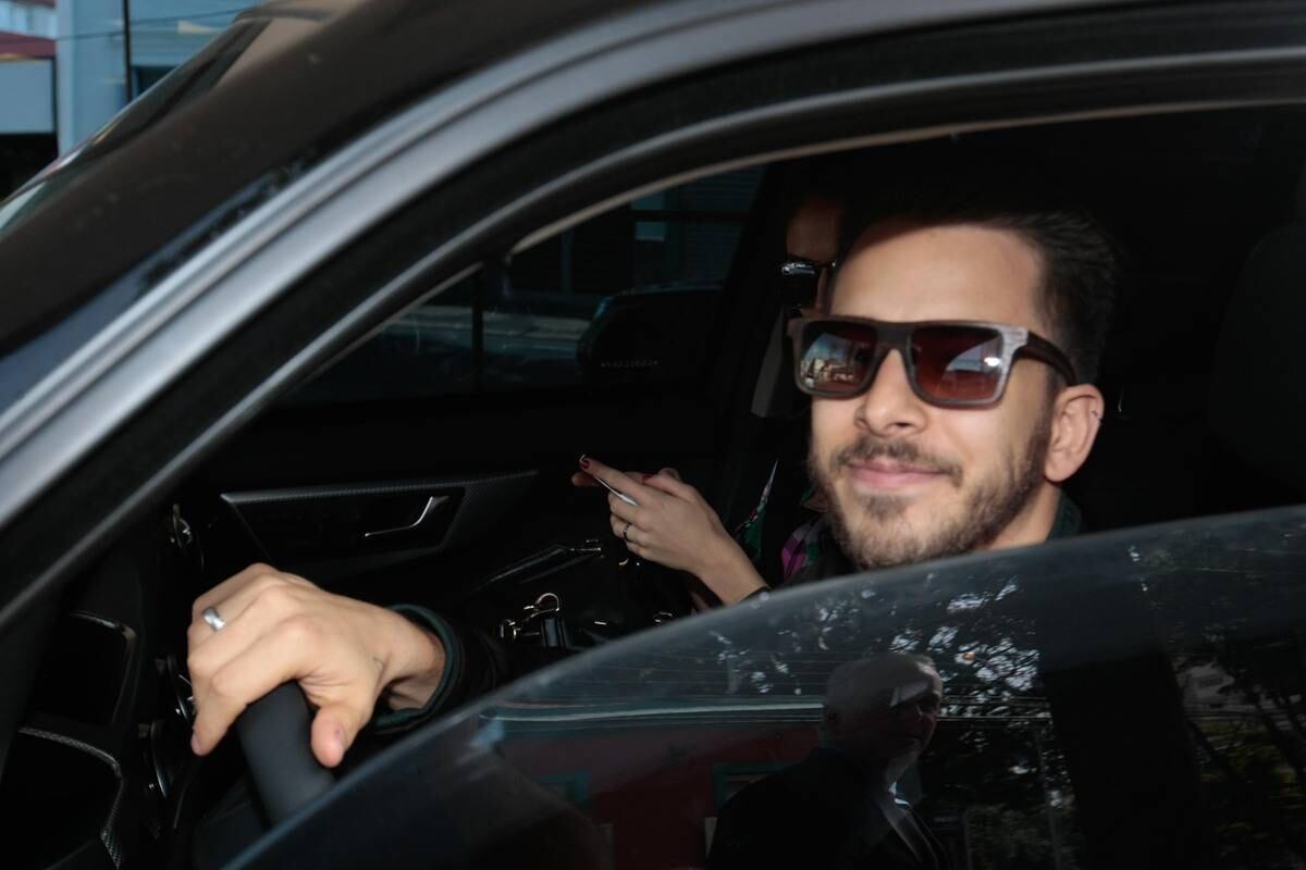 Ele abriu o vidro do carro quando chegou perto do paparazzo

