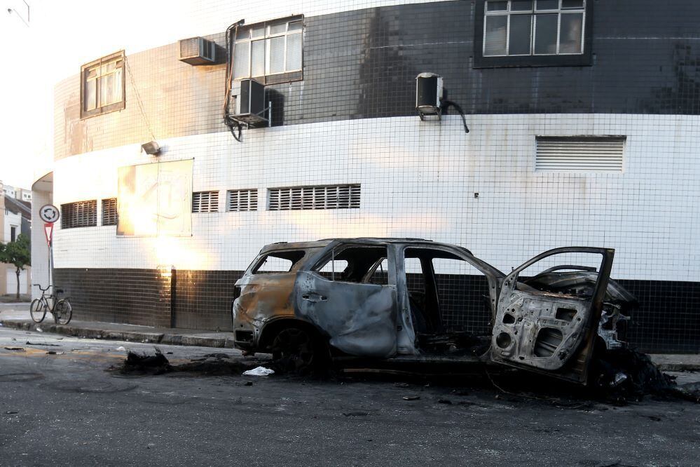 Um carro estacionado próximo ao estádio foi vandalizado e incendiado. O veículo ficou completamente destruído. É a primeira vez na história em que o Santos cai para a segunda divisão