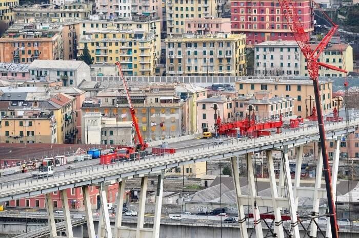 O cronograma de demolição completa e reconstrução da ponte
prevê quinze meses para a conclusão das obras. O prefeito de Gênova, Marco
Bucci, já declarou que pretende cumprir o prazo 