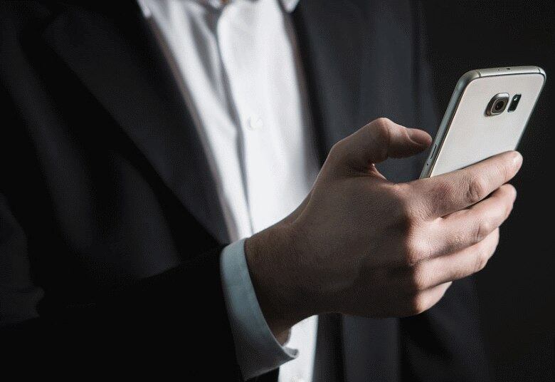 As inflamações geradas pelo uso excessivo destes apps acometem, principalmente, o polegar e podem causar complicações como tendinite, artrite e mialgia. Cada vez mais comuns, elas receberam até um termo específico: Whatsappnite