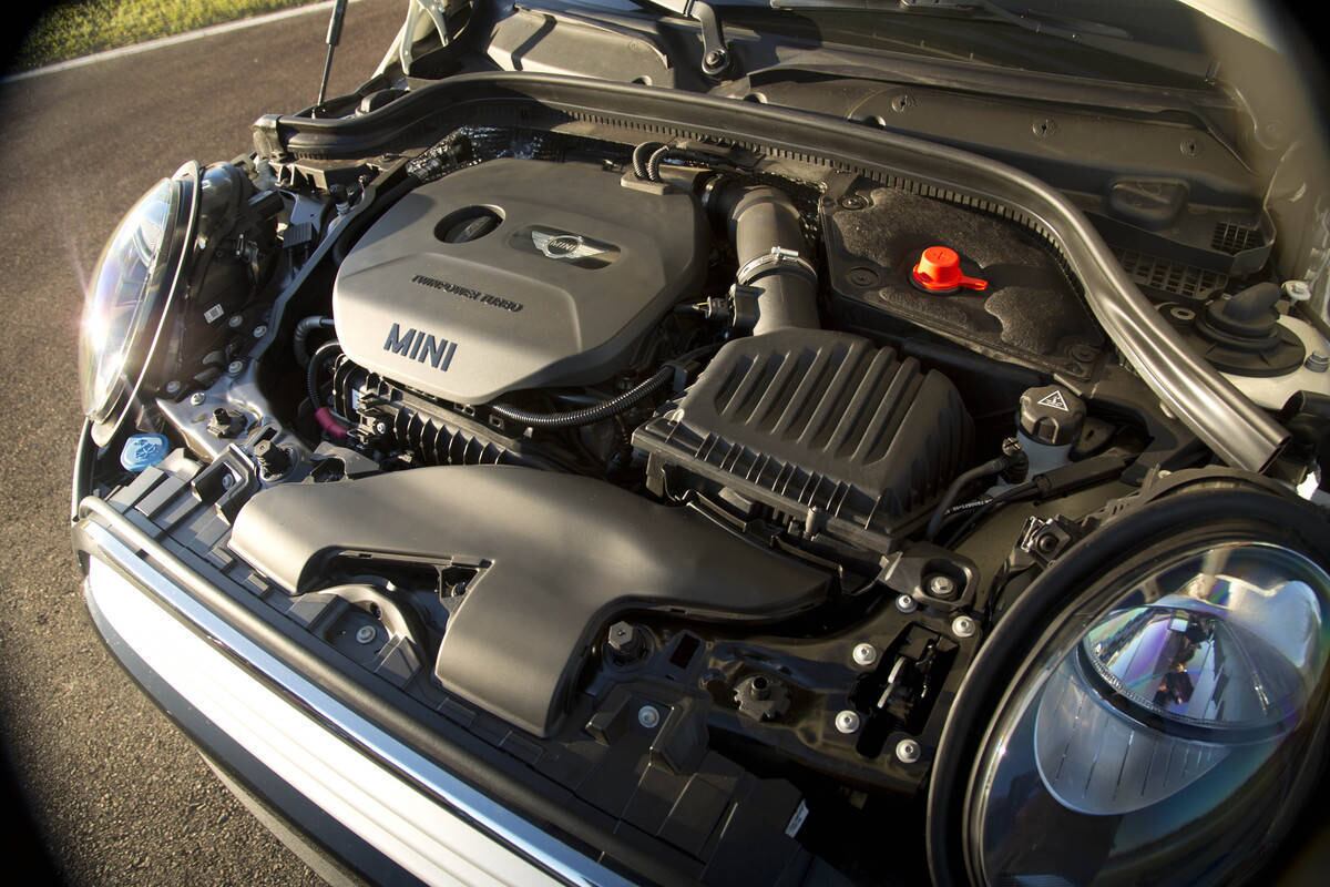 Ícone dos anos 60, o Mini Cooper renascido em 2001 (sob tutela da alemã BMW) é um carro da moda. Faz o tipo vintage, inspirado no original de 1959. Nesta nova geração, o hatch consegue entregar o tal "Go Kart feeling" com mais conforto e sofisticação. Equipamentos como o Head-Up Display e o controle de cruzeiro adaptativo, que é capaz até de frear o carro sozinho, mostram que o hatch inglês vem forte. O Cooper S traz um 2.0 turbo de 192 cv. LEIA MAIS