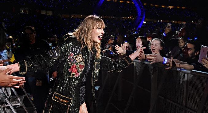 Taylor também já doou mais de R$ 180 mil para ajudar fãs a pagarem a faculdade. Uma das admiradoras fez um desabafo sobre os problemas financeiros nas redes sociais, e a artista decidiu ajudá-la com mais de R$ 20 mil. Outra fã havia conseguido uma chance de estudar matemática no Reino Unido, mas não tinha condições de pagar. Taylor ficou sabendo da história e doou cerca de R$ 160 mil para a menina, além de dizer que se sentiu inspirada pela dedicação e determinação da estudante, e que resolveu transformar os sonhos dela em realidade