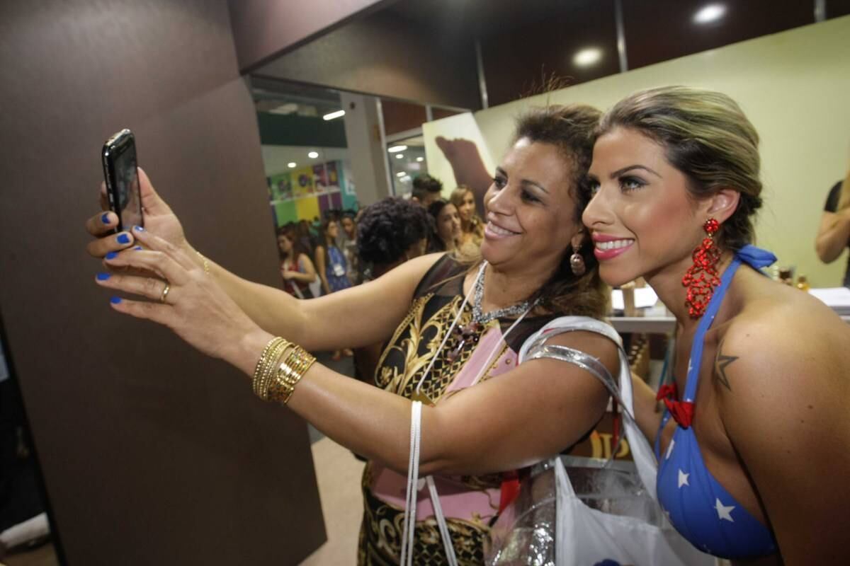 Prontas para o verão! Irmãs Minerato usam biquíni em feira de beleza e fazem bronzeamento artificial